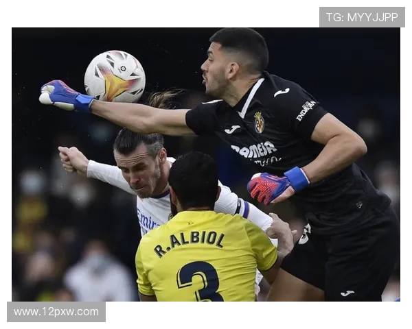 维尼修斯单刀被小孔塞桑放倒裁判未判罚引发巨大争议